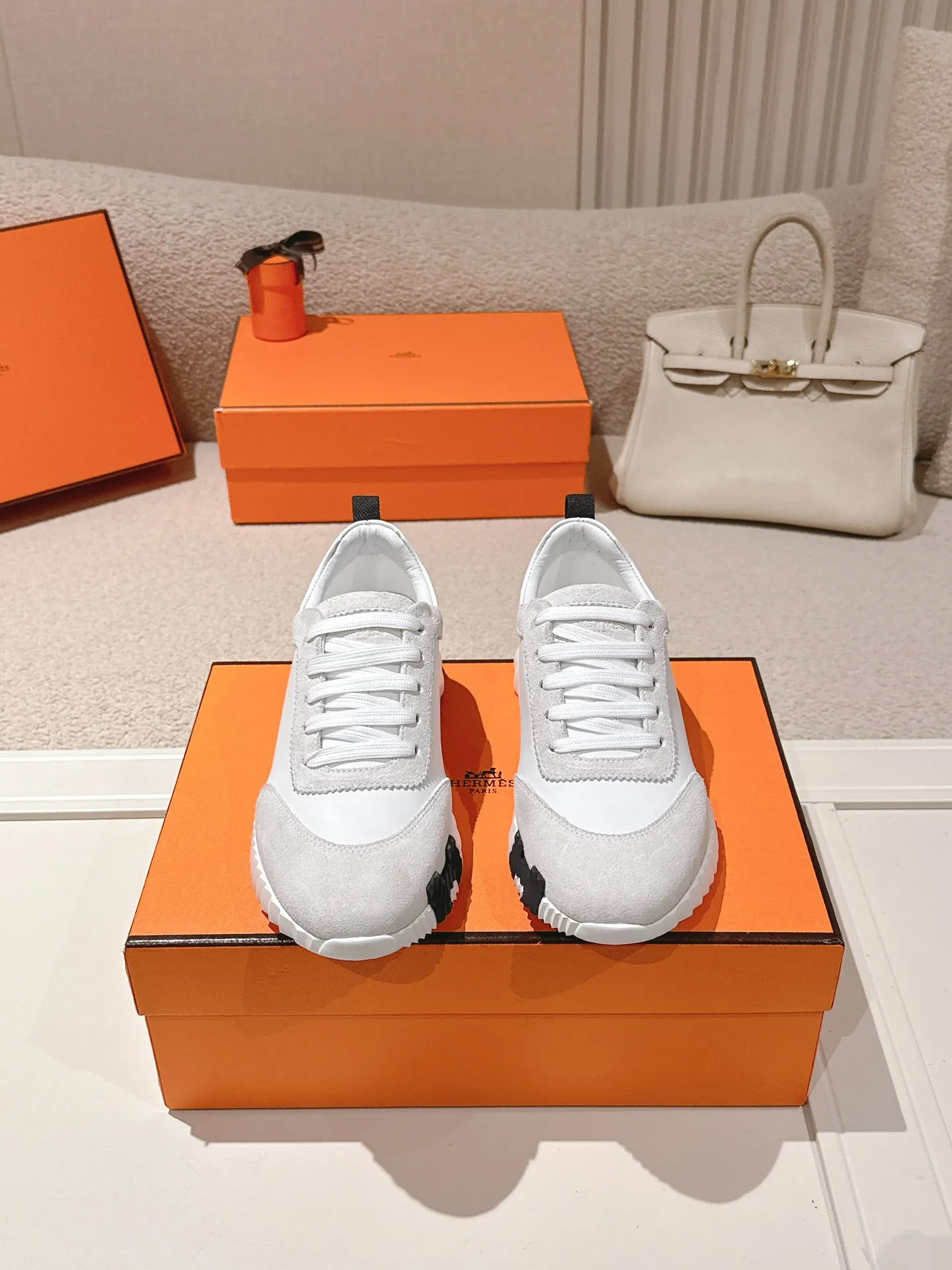 Men's shoes 💰600💰 Hermes top version # Hermès H family classic couple's casual sports shoes Couple's casual sports dad shoes combine high-tech canvas and suede goatskin, and are decorated with an exaggerated "H" letter on the rubber sole. The italic design and bright colors show vitality and continue the brand's design inspiration. Stroll around the city lightly and feel free and comfortable. Exquisitely packaged at the delivery counter 🛍📦 Fabric: Original special material and cow suede Lining: Customized breathable mesh Outsole: Open-molded TPU + rubber foam material Bottom thickness: 3CM Size: 35-45